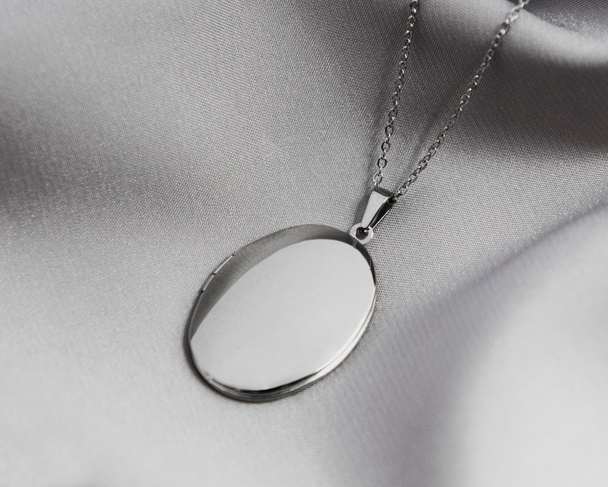 OVAL LOCKET - MILA CANTES